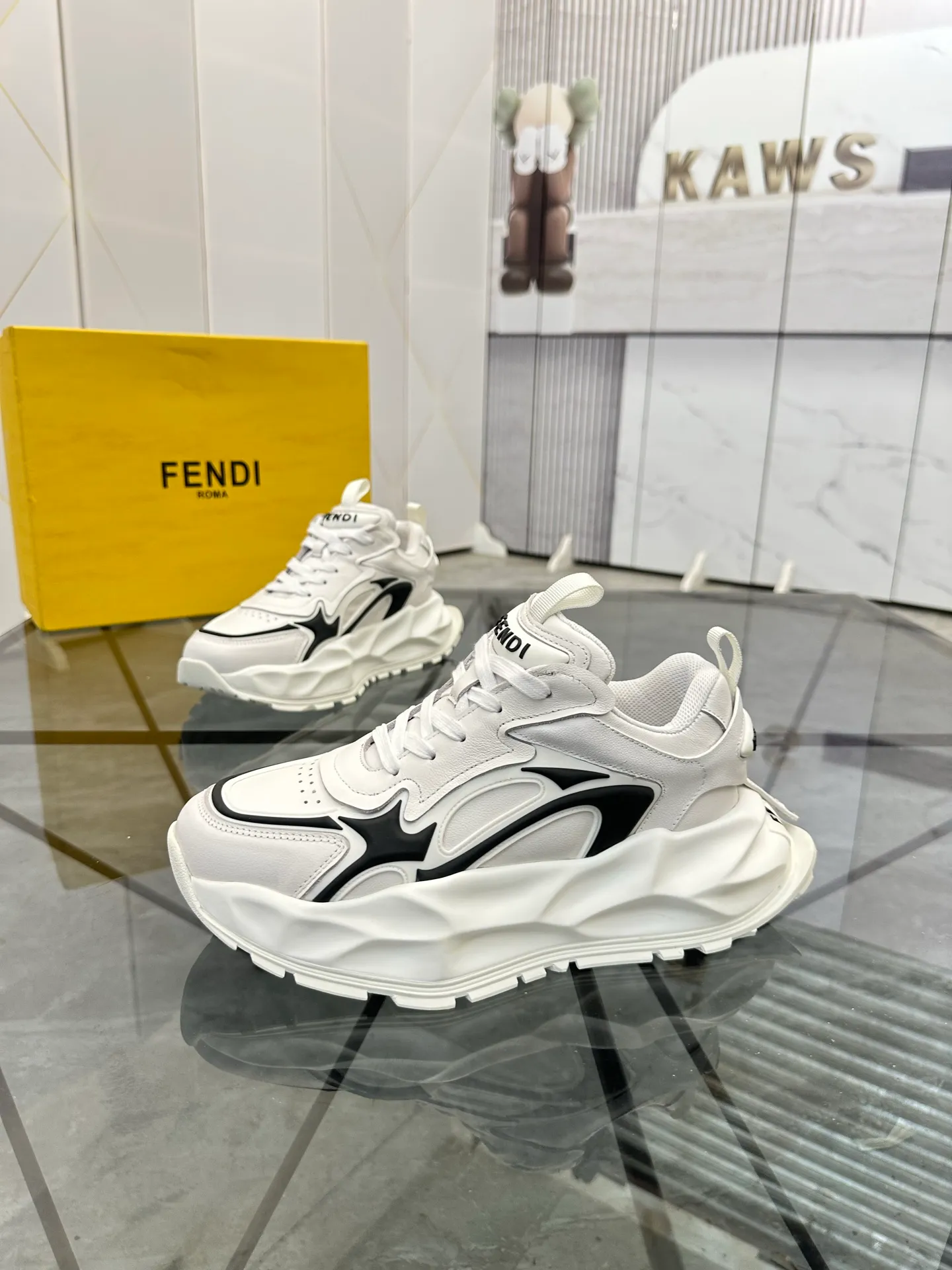 Men's shoes: 💰P580¥ Product trademark: Fendi* "Fendi*" low-top sports shoes Regular size: 39-44 (can be customized to 38.45.46) Product material: imported cowhide upper, breathable lining, original outsole. No.: 0008